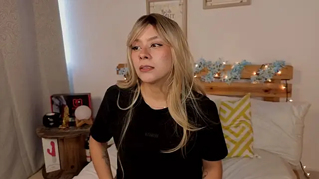 LucyMoanss online show from May 2026 09:21:01 PM