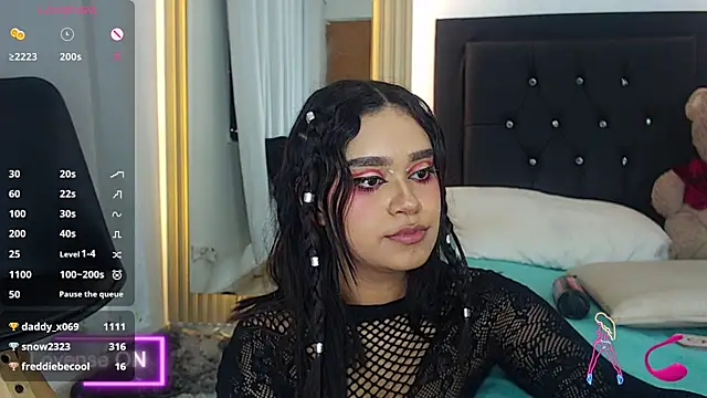 Snapshot of coraline_v chatting on December 2024 04:01:02 PM coraline v online show from December 2024 04:01:02 PM