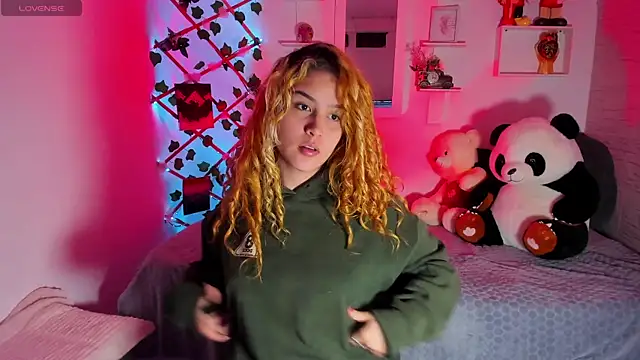 Snapshot of Elena-Rosse chatting on October 2025 04:33:01 AM Elena-Rosse online show from October 2025 04:33:01 AM