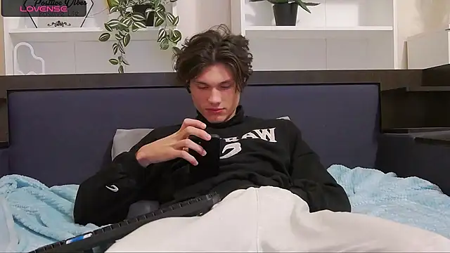 Snapshot of CalvinCay chatting on December 2024 12:19:01 AM CalvinCay online show from December 2024 12:19:01 AM