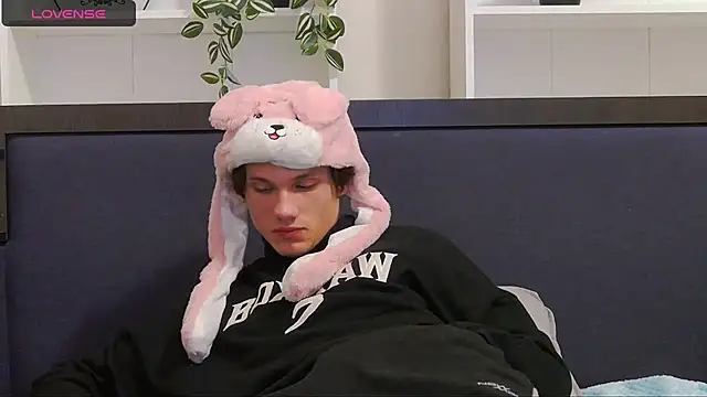 Snapshot of CalvinCay chatting on December 2024 08:05:01 PM CalvinCay online show from December 2024 08:05:01 PM