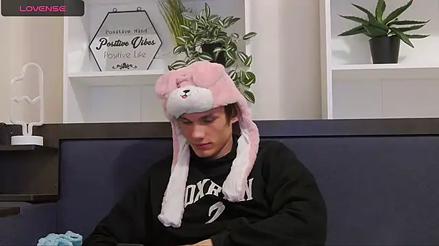 Snapshot of CalvinCay chatting on December 2024 08:01:02 PM CalvinCay online show from December 2024 08:01:02 PM