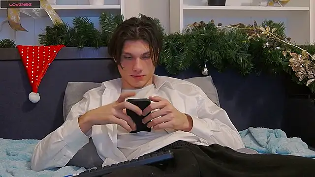 Snapshot of CalvinCay chatting on January 2025 12:32:02 AM CalvinCay online show from January 2025 12:32:02 AM