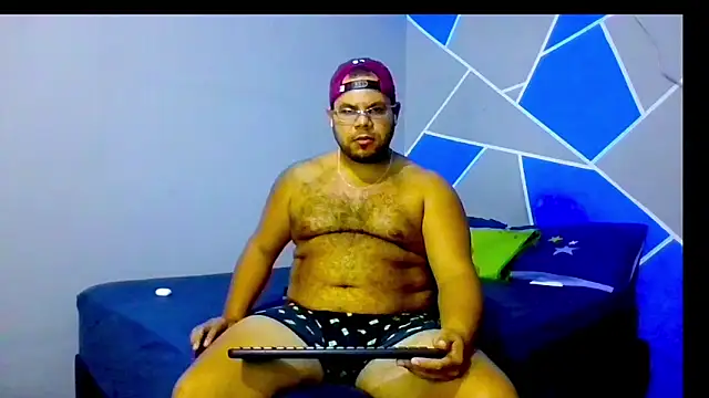 Snapshot of Evert_hairyboy chatting on December 2025 05:18:02 PM Evert hairyboy online show from December 2025 05:18:02 PM