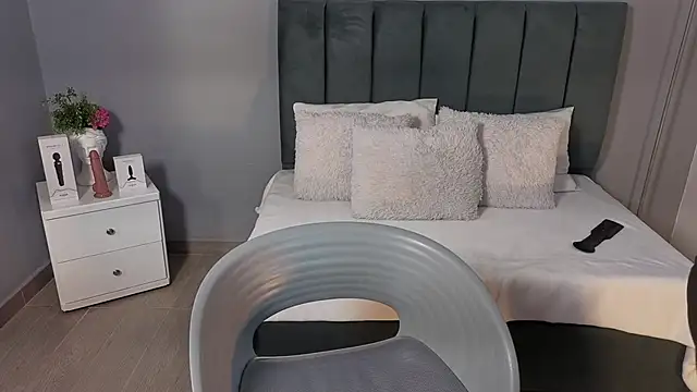 Snapshot of Alli_cooper chatting on April 2026 01:34:02 PM Alli cooper online show from April 2026 01:34:02 PM