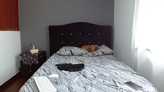 Snapshot of Emilia_1995 chatting on February 2025 12:43:02 PM Emilia 1995 online show from February 2025 12:43:02 PM