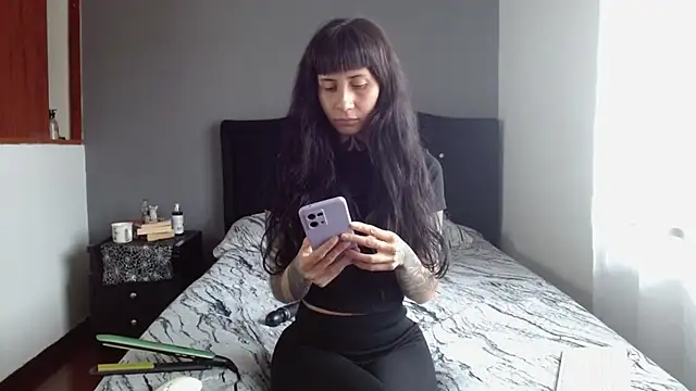 Snapshot of Emilia_1995 chatting on November 2025 04:51:02 PM Emilia 1995 online show from November 2025 04:51:02 PM