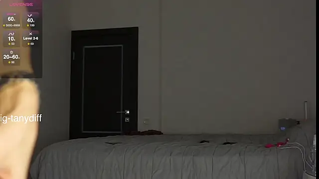 Snapshot of diffgirls2 chatting on December 2024 01:06:01 PM diffgirls2 online show from December 2024 01:06:01 PM