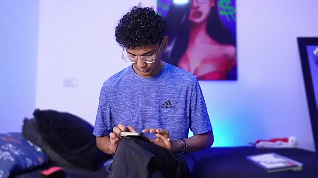 Snapshot of harrytwink18 chatting on December 2024 01:25:01 PM harrytwink18 online show from December 2024 01:25:01 PM