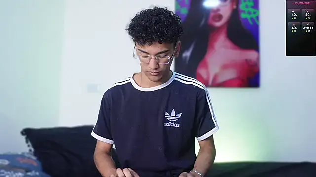 Snapshot of harrytwink18 chatting on January 2025 01:30:01 PM harrytwink18 online show from January 2025 01:30:01 PM