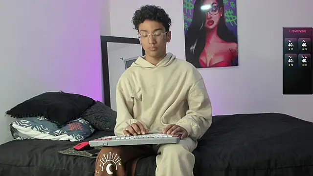 Snapshot of harrytwink18 chatting on January 2025 01:19:02 PM harrytwink18 online show from January 2025 01:19:02 PM