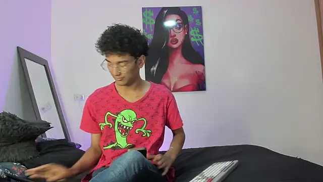 Snapshot of harrytwink18 chatting on January 2025 01:42:01 PM harrytwink18 online show from January 2025 01:42:01 PM