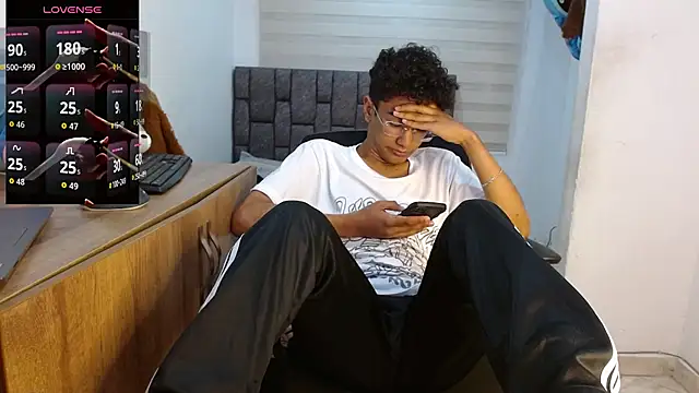 Snapshot of harrytwink18 chatting on September 2025 02:50:02 PM harrytwink18 online show from September 2025 02:50:02 PM