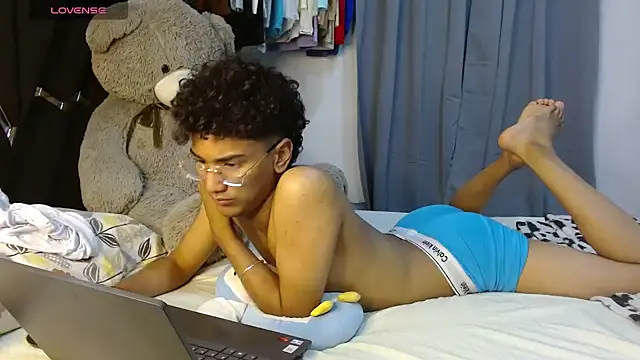 harrytwink18 online show from April 2026 06:58:02 PM