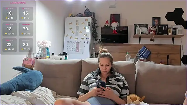 Girl alone home online show from January 2026 04:12:02 PM