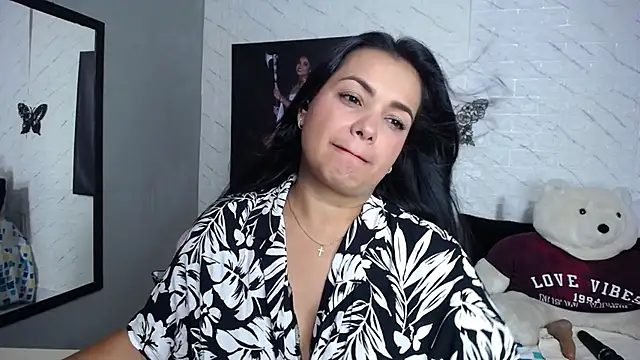 Saritatellez online show from November 2025 08:10:01 PM