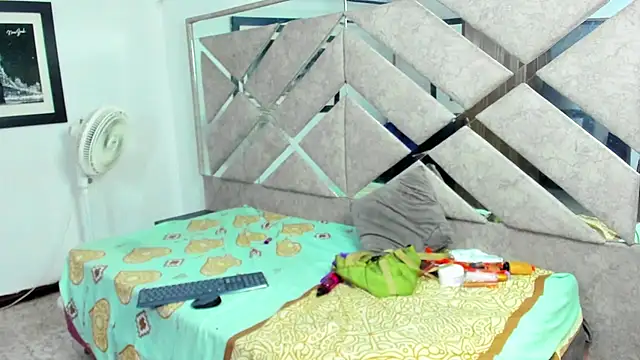 EvaxEmma online show from November 2025 01:07:02 PM