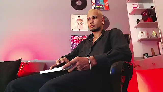 Snapshot of MagnusFrost chatting on January 2025 01:48:01 AM MagnusFrost online show from January 2025 01:48:01 AM