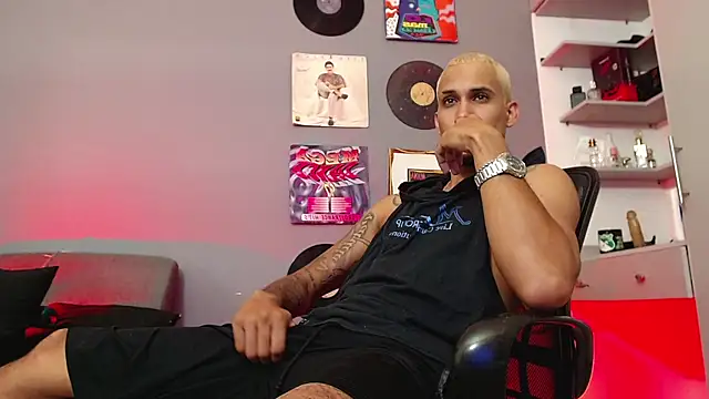 Snapshot of MagnusFrost chatting on January 2025 04:59:01 AM MagnusFrost online show from January 2025 04:59:01 AM