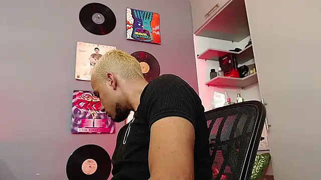 Snapshot of MagnusFrost chatting on January 2025 06:56:01 AM MagnusFrost online show from January 2025 06:56:01 AM