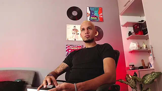 Snapshot of MagnusFrost chatting on January 2025 02:53:02 PM MagnusFrost online show from January 2025 02:53:02 PM