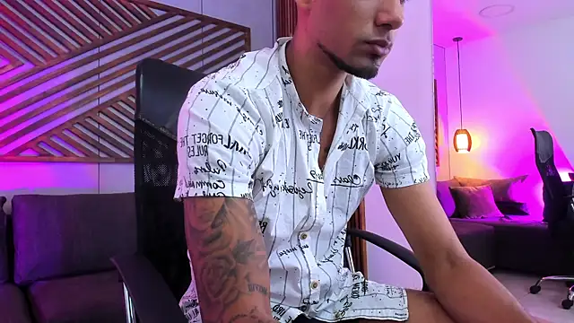 Snapshot of MagnusFrost chatting on January 2025 11:33:01 PM MagnusFrost online show from January 2025 11:33:01 PM