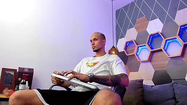 Snapshot of MagnusFrost chatting on January 2025 08:04:01 PM MagnusFrost online show from January 2025 08:04:01 PM