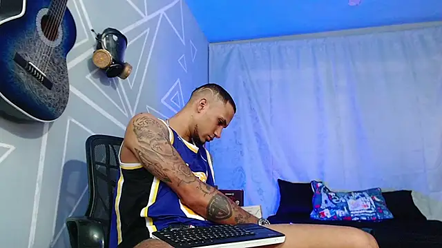 Snapshot of MagnusFrost chatting on February 2025 09:04:01 PM MagnusFrost online show from February 2025 09:04:01 PM