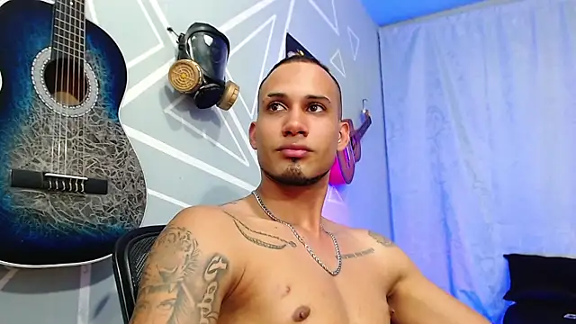 Snapshot of MagnusFrost chatting on February 2025 01:10:01 AM MagnusFrost online show from February 2025 01:10:01 AM