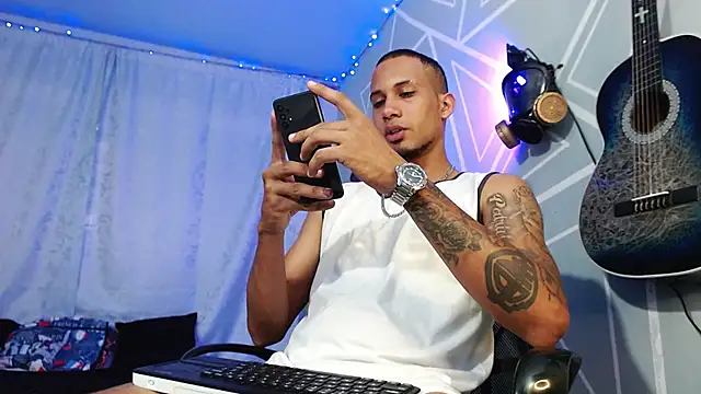 Snapshot of MagnusFrost chatting on March 2025 10:42:01 PM MagnusFrost online show from March 2025 10:42:01 PM