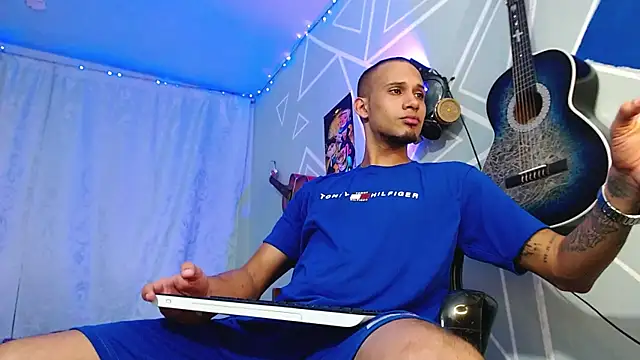 Snapshot of MagnusFrost chatting on March 2025 03:55:02 AM MagnusFrost online show from March 2025 03:55:02 AM