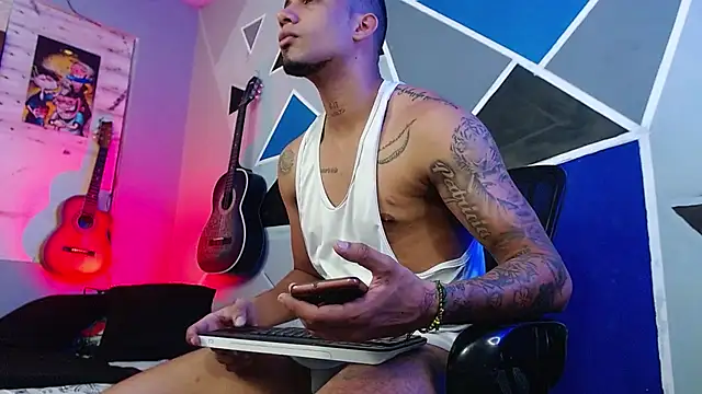 Snapshot of MagnusFrost chatting on September 2025 03:30:02 AM MagnusFrost online show from September 2025 03:30:02 AM