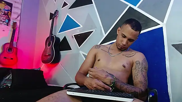 Snapshot of MagnusFrost chatting on September 2025 09:00:02 AM MagnusFrost online show from September 2025 09:00:02 AM