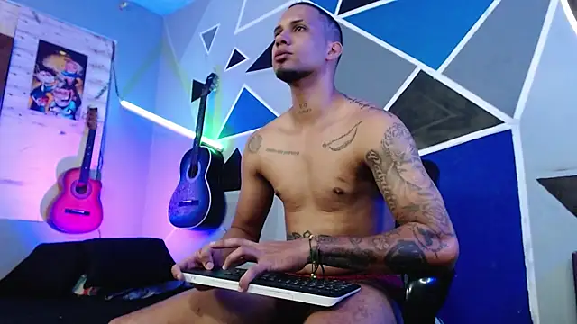 Snapshot of MagnusFrost chatting on October 2025 08:39:01 PM MagnusFrost online show from October 2025 08:39:01 PM