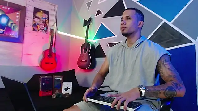 Snapshot of MagnusFrost chatting on October 2025 04:13:01 AM MagnusFrost online show from October 2025 04:13:01 AM