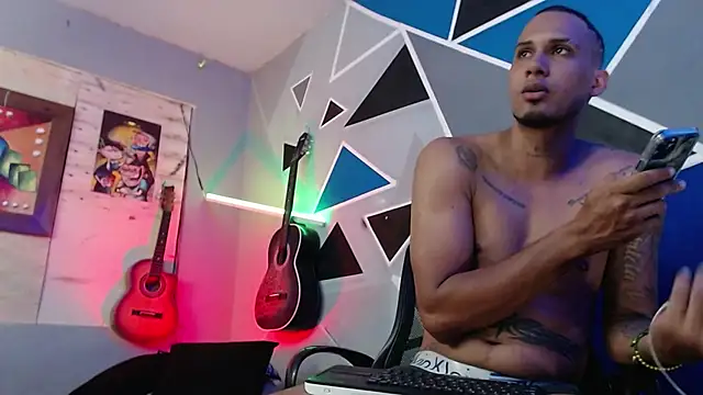 Snapshot of MagnusFrost chatting on October 2025 07:47:02 PM MagnusFrost online show from October 2025 07:47:02 PM