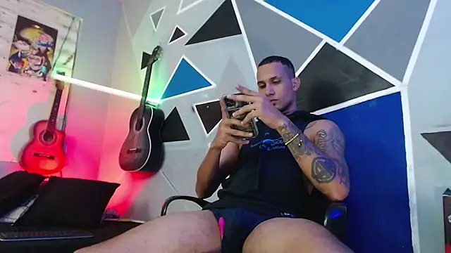 Snapshot of MagnusFrost chatting on November 2025 12:44:01 AM MagnusFrost online show from November 2025 12:44:01 AM