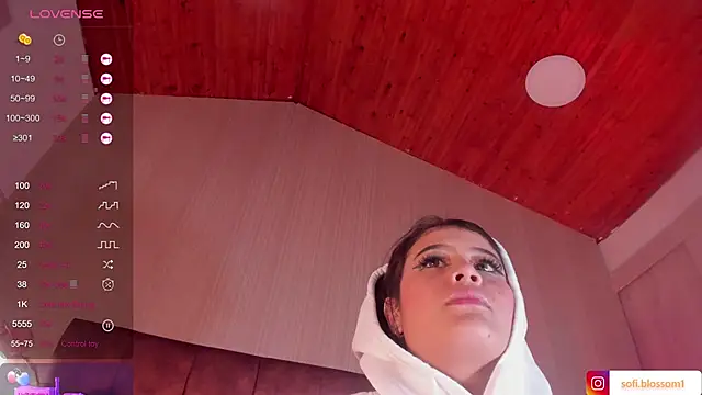 Snapshot of Sofi_Blossom chatting on March 2025 08:33:02 PM Sofi Blossom online show from March 2025 08:33:02 PM