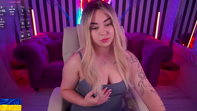 Snapshot of SusieWood chatting on April 2026 08:10:01 PM SusieWood online show from April 2026 08:10:01 PM