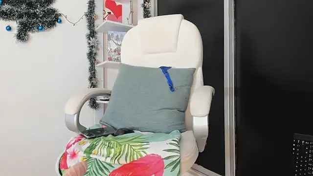 Snapshot of UrNewFantasy chatting on January 2025 02:41:01 PM UrNewFantasy online show from January 2025 02:41:01 PM