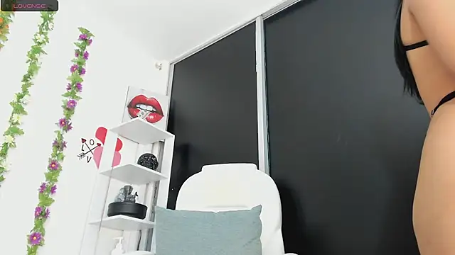 Snapshot of UrNewFantasy chatting on January 2025 09:54:01 PM UrNewFantasy online show from January 2025 09:54:01 PM