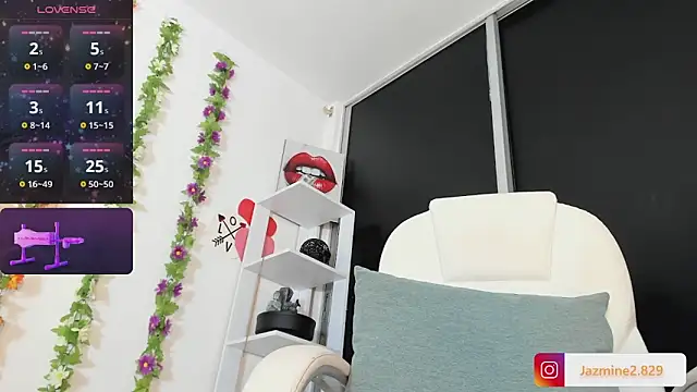 Snapshot of UrNewFantasy chatting on January 2025 10:44:01 PM UrNewFantasy online show from January 2025 10:44:01 PM