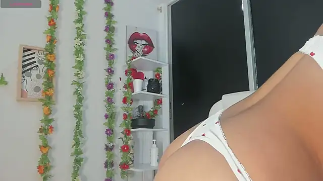 Snapshot of UrNewFantasy chatting on February 2025 02:10:01 PM UrNewFantasy online show from February 2025 02:10:01 PM