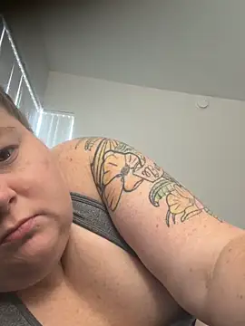 Snapshot of BBW2320 chatting on November 2025 12:27:02 PM BBW2320 online show from November 2025 12:27:02 PM
