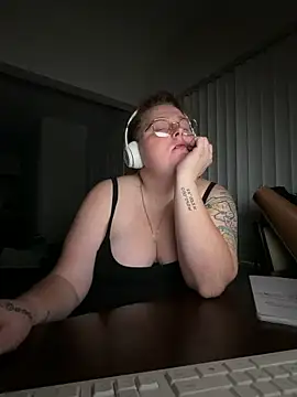 Snapshot of BBW2320 chatting on April 2026 02:44:02 AM BBW2320 online show from April 2026 02:44:02 AM