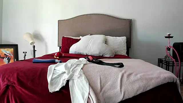 yiauana online show from September 2025 08:41:01 PM