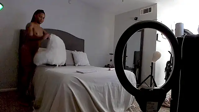 yiauana online show from October 2025 01:06:01 AM