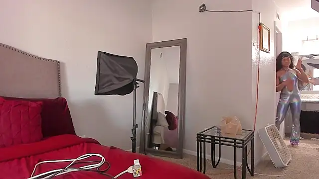 yiauana online show from April 2026 07:53:01 PM