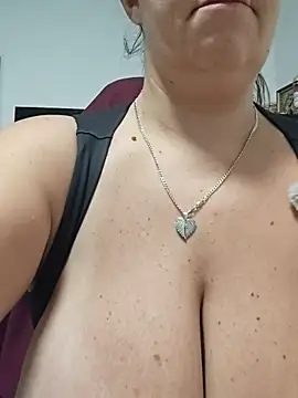 Snapshot of AvaLloyd chatting on November 2025 03:07:01 AM AvaLloyd online show from November 2025 03:07:01 AM