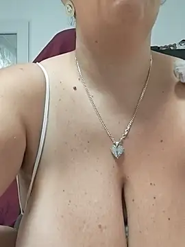 Snapshot of AvaLloyd chatting on November 2025 01:48:01 AM AvaLloyd online show from November 2025 01:48:01 AM